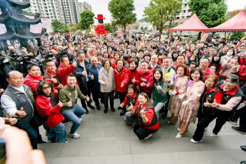 ▲蔡英文拜廟時盛讚蘇巧慧，並向鄉親拉票。（圖／蘇巧慧辦公室提供）