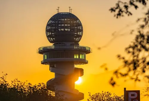 ▲「松嶺之星」位處八卦山脈最南端的松柏嶺，建築在海拔約500公尺的高地，總占地面積約 5400 平方公尺，塔高58公尺。（圖／IG@nantougoody）