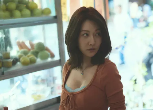 ▲曾莞婷在《功夫》裡演魅力迷倒高中生的冰果室老闆娘，造型不忘突顯性感。（圖／麻吉砥加提供）