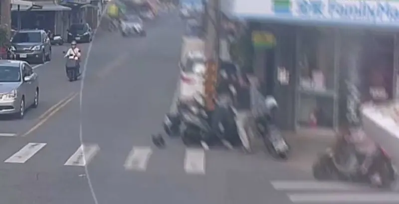 ▲花蓮男騎車自衰後誤會被笑，在超商前持安全帽猛砸大學生。（圖／翻攝畫面）