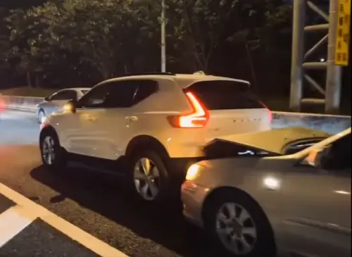 ▲Volvo扛住了連環追撞車禍，車尾近乎無損。（圖／翻攝自爆料公社）