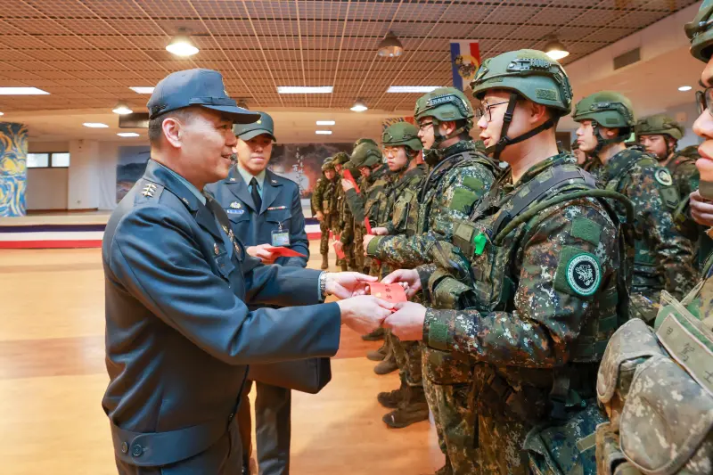 ▲陸軍司令呂坤修春節慰勉北部地區戰備部隊，親切與官兵寒暄致意，祝福新春佳節愉快。（圖／陸軍司令部提供）