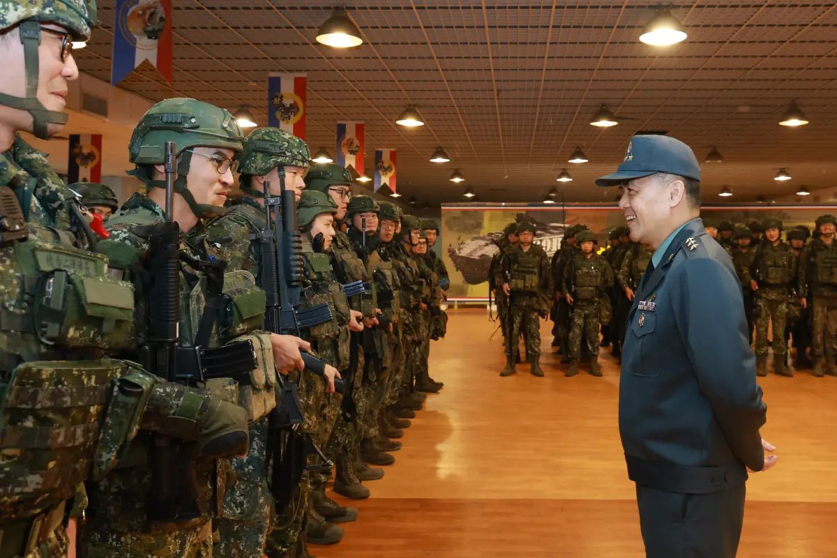 ▲陸軍司令呂坤修春節慰勉北部地區戰備部隊，親切與官兵寒暄致意，祝福新春佳節愉快。（圖／陸軍司令部提供）