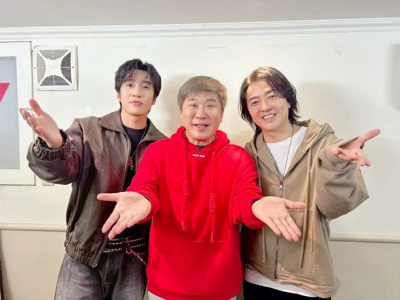 ▲鄭伊健（右）、婁峻碩（左）為Netflix新劇《百萬人推理》上胡瓜（中）的節目宣傳，鄭伊健也首度談到當年接演《古惑仔》爆紅後曾遭遇壓力，被認為是教壞小孩。（圖／《下面一位》提供）