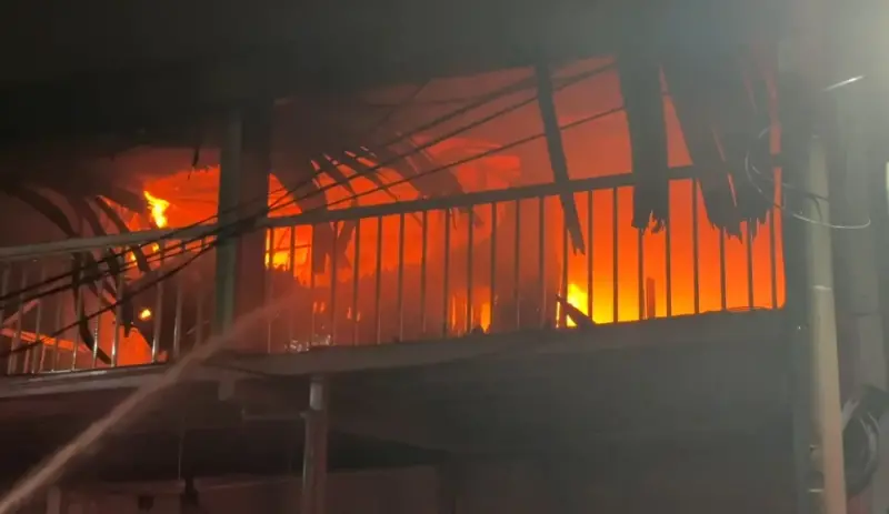 ▲高雄市鳳山區力行路上一間鐵皮製茶工廠，傳出火警事故。（圖／翻攝畫面）