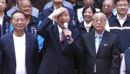 ▲韓國瑜邊講鄭麗文紅繩事件，邊拍自己的額頭。（圖／民眾提供，2026.02.18）