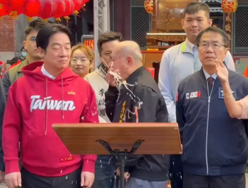 ▲總統賴清德大年初二前往台南祀典武廟拜年發紅包，但主委林培火疑似因諾羅突然嘔吐，波及旁邊人。（圖／翻攝畫面）