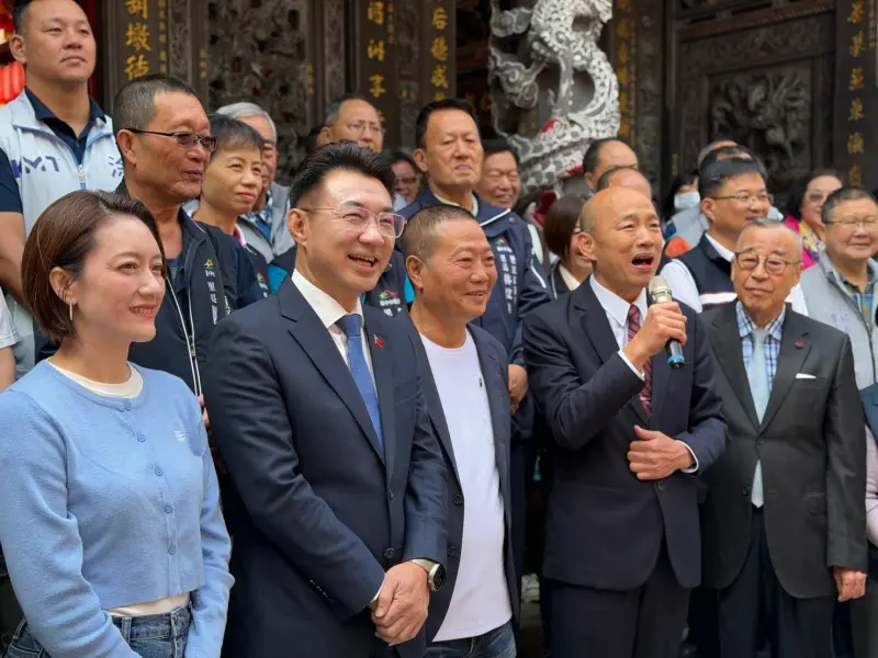 ▲韓國瑜今天在台中豐原慈濟宮對民眾致詞時，主動提到前晚鄭麗文的紅繩事件。（圖／江啟臣服務處提供，2026.02.18）