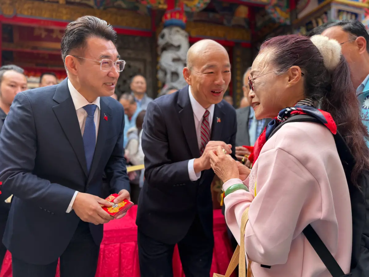 ▲韓國瑜今天合體江啟臣，在台中豐原慈濟宮發送小紅包。（圖／江啟臣服務處提供，2026.02.18）