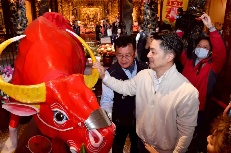 ▲大年初二，台北市長蔣萬安持續宮廟走春。（圖／北市府提供）