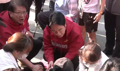 ▲總統賴清德赴屏東精明寶宮向民眾拜年，遇上老婦人體力不支倒地，立即上前關心遞水。（圖／翻攝畫面）