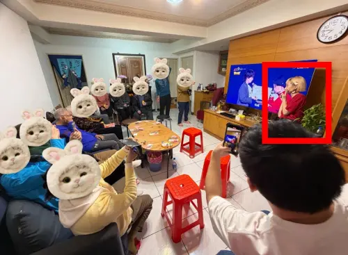 ▲陳家人一起聚在電視機前看Lulu主持的《紅白藝能大賞》，Lulu則站在電視旁比YA拍照。（圖／Lulu 黃路梓茵臉書）