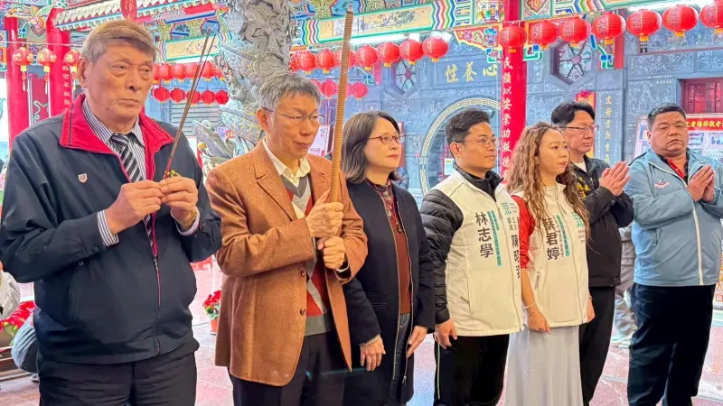 ▲民眾黨前主席柯文哲（左二）大年初二到苗栗縣竹南、頭份地區拜廟。（圖／民眾黨提供）