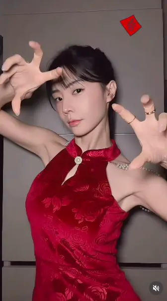 ▲獲封「中職最正MC」的艾融（如圖），今年身穿大紅色改良式旗袍，跳著手勢舞。（圖／艾融IG ＠irenelin0413）