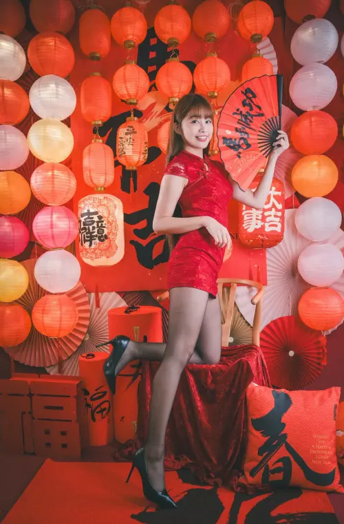 ▲陳伊（如圖）穿著紅色改良式旗袍，搭配黑色絲襪更顯性感。（圖／陳伊臉書）