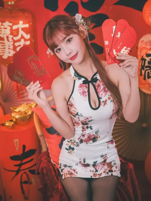 ▲小映（如圖）穿著白色印花旗袍，貼身剪裁設計展現苗條身材，清新甜美風格讓粉絲看了瞬間戀愛。（圖／小映臉書）