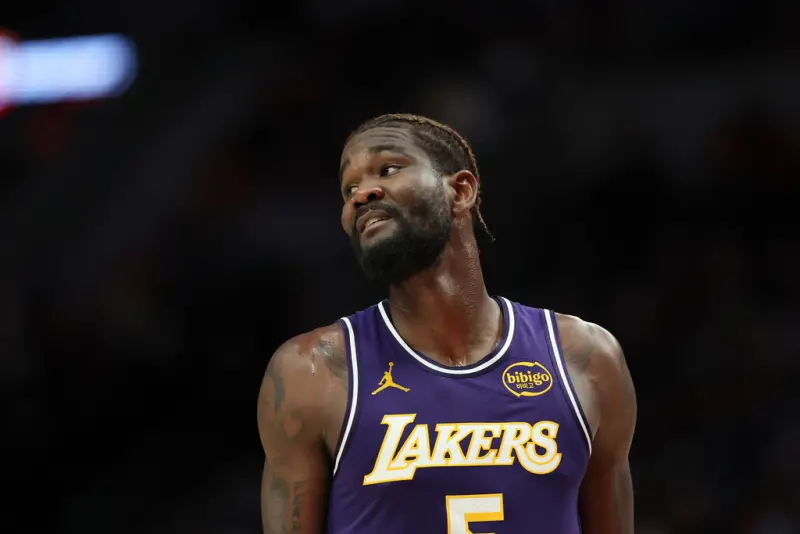 ▲洛杉磯湖人隊主力中鋒艾頓（Deandre Ayton）因涉嫌攜帶大麻遭到當地警方短暫扣留並搜查行李，所幸最終查無實據，目前艾頓已獲釋並踏上返美行程。（圖／美聯社／達志影像）
