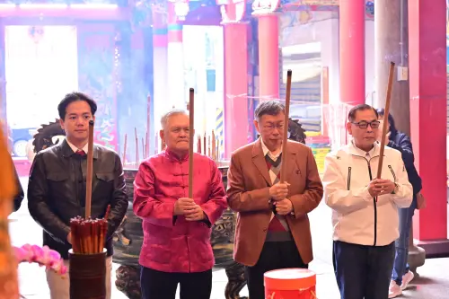 新竹縣也藍白合？柯文哲、陳見賢合體拜年祝福馬年行大運
