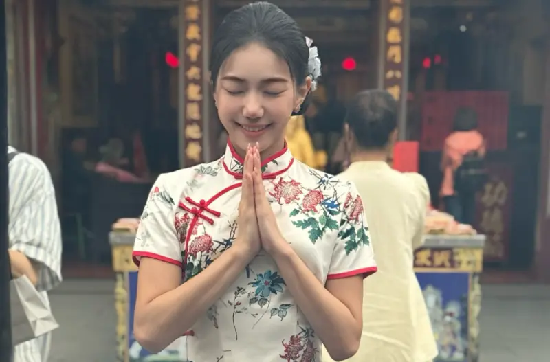 ▲家寧昨日初一分享自己穿旗袍走春的美照，到廟裡拜拜許願遭網友狂酸「神明不會保佑貪財之人」。（圖／家寧IG@chianing_baby）