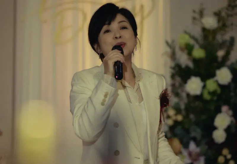 ▲楊貴媚（如圖）在《雙囍》的婚禮場面中逼兒子唱老歌〈玫瑰人生〉，引起新生代觀眾好奇，而〈玫瑰人生〉不但作詞者曾幫鄧麗君寫過經典〈我只在乎你〉，搭配的連續劇《玫瑰人生》製作人還是劉雪華的丈夫鄧育昆。（圖／水花電影提供）