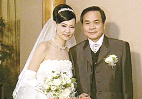 ▲劉雪華（左）與鄧育昆（右）的婚姻，最後以悲劇收場，在他墜樓意外後，她一直獨居至今。（圖／摘自微博）