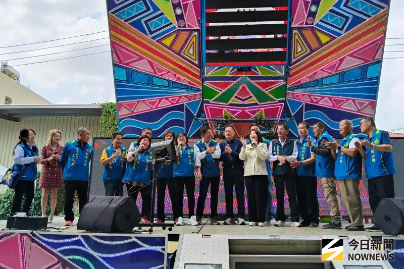 ▲縣長周春米、鄉長藍聰信、副議長盧文瑞與鄉民代表共同大合唱〈回娘家〉為活動揭開熱鬧序幕。（圖／記者莊全成攝，2026.02.18）