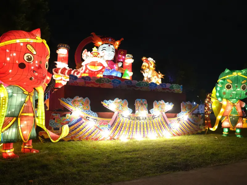 ▲媽祖童樂園，祈福燈組以「豐原媽」坐鎮為主軸，由千里眼、順風耳護守(圖／民政局提供2026.2.18)