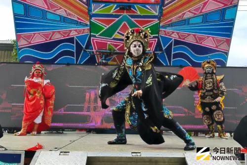 ▲娘家宴活動精彩變臉秀演出，演員瞬間換臉技藝精湛，近距離互動引起現場驚呼連連。（圖／記者莊全成攝，2026.02.18）