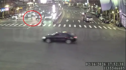 新店誇張畫面曝！除夕夜狠心父嫌4歲女兒太吵　趕下車丟包大馬路
