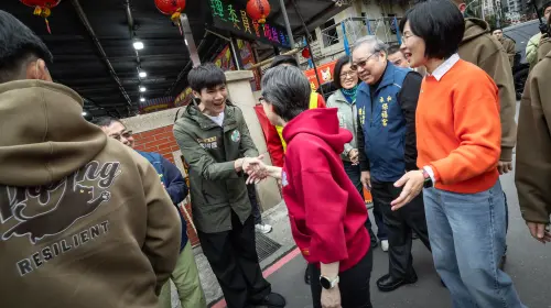 影／戰貓帽T詢問度爆表　蕭美琴曝：最後一件給了小英總統
