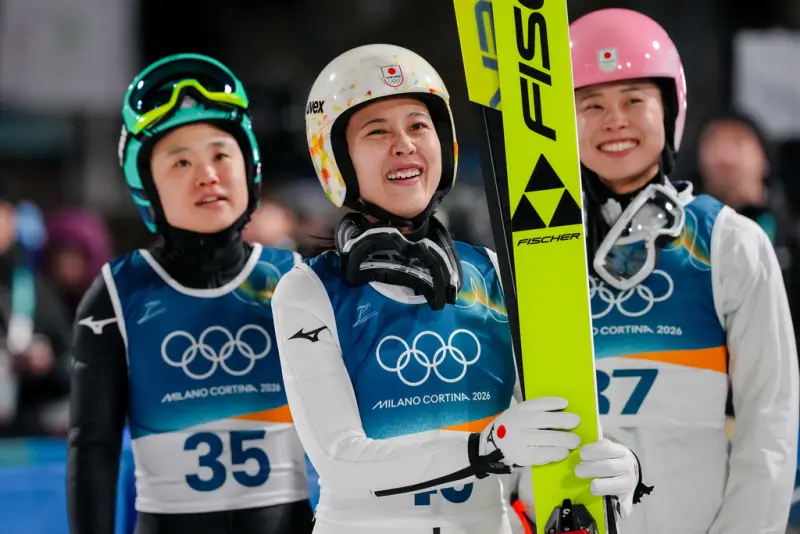 ▲為日本隊奪下跳台滑雪混合團體及女子個人標準台兩面銅牌的明星選手丸山希（Nozomi Maruyama），今（18）日與隊友高梨沙羅一同載譽歸國。（圖／美聯社／達志影像）
