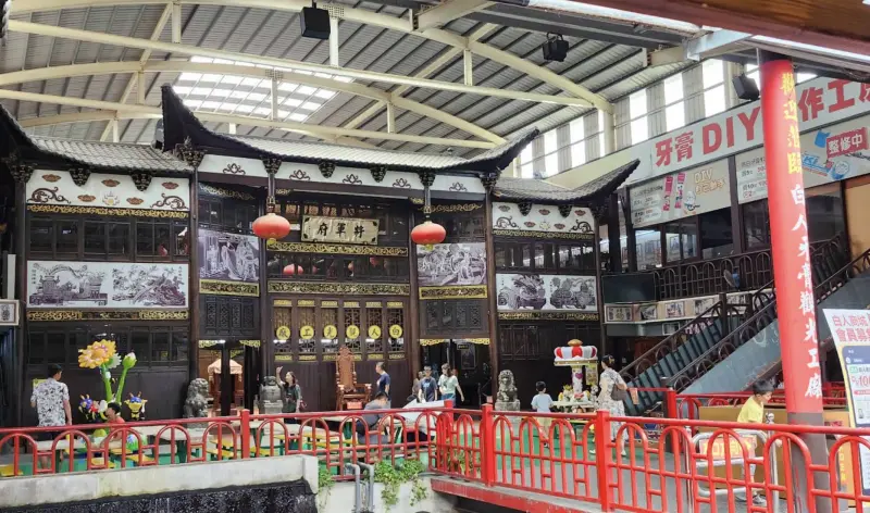 ▲有網友原本以為白人牙膏觀光工廠只是「騙錢型」觀光工廠，實際走訪後卻徹底改觀，不僅免門票入園，還提供免費咖啡、可樂與冰淇淋，園區內更收藏大量古蹟文物。（圖／取自Google Maps）