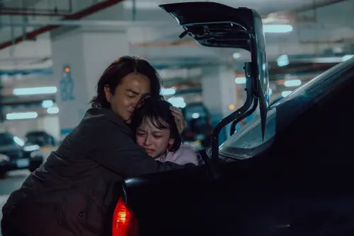 ▲鄭伊健（左）在《百萬人推理》中飾演警探「陳家任」，雖然在辦案現場威風凜凜，卻與女兒陳姸霏（右）長期處於冷戰僵局。（圖／Netflix提供）