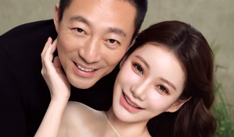 ▲大S兒女跟著爸爸汪小菲（左）返回台灣，在繼母馬筱梅（右）的家中吃年夜飯，晚餐過後汪小菲還帶著小孩去淡水河畔放煙火，一家人相處看起來十分融洽。（圖／馬筱梅IG＠hsiaomei0718mandy）