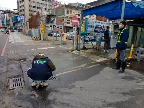 ▲桃園市政府環保局稽查人員循線追查發現，排放廢水的罪魁禍首是位在三民路二段的加油站附設洗車場所為，立即依法開罰並要求限期改善。（圖／桃園市環保局提供）