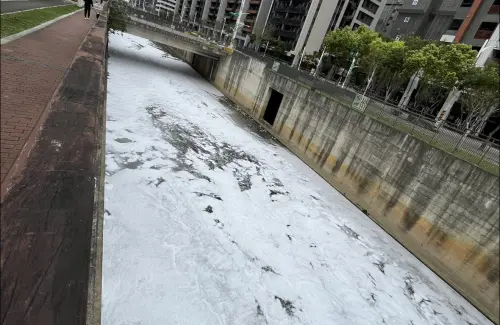 春節偷排廢水？桃園南崁溪驚現大量白泡沫　源頭竟是加油站洗車場
