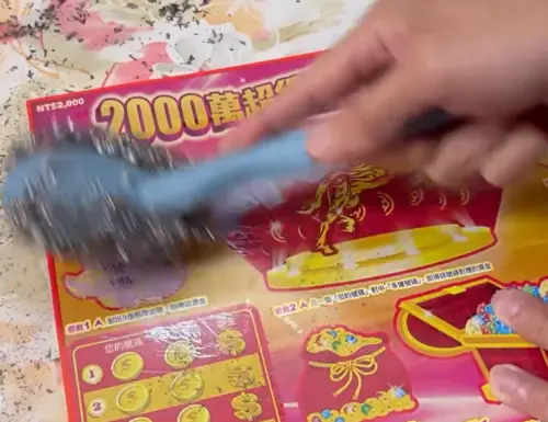 ▲民眾推薦玩刮刮樂時，可以利用鋼刷刮開獎區，不只快速又不髒手。（圖／翻攝Threads）