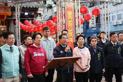 初二回娘家　賴清德偕黃偉哲參拜祈福　發放紅包與民同慶
