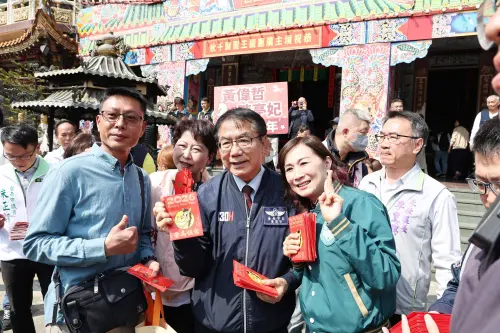 ▲ 黃偉哲初二前往仁德保華宮、永康廣护宫参拜祈福，向市民拜年並發送紅包。（圖／南市府提供）