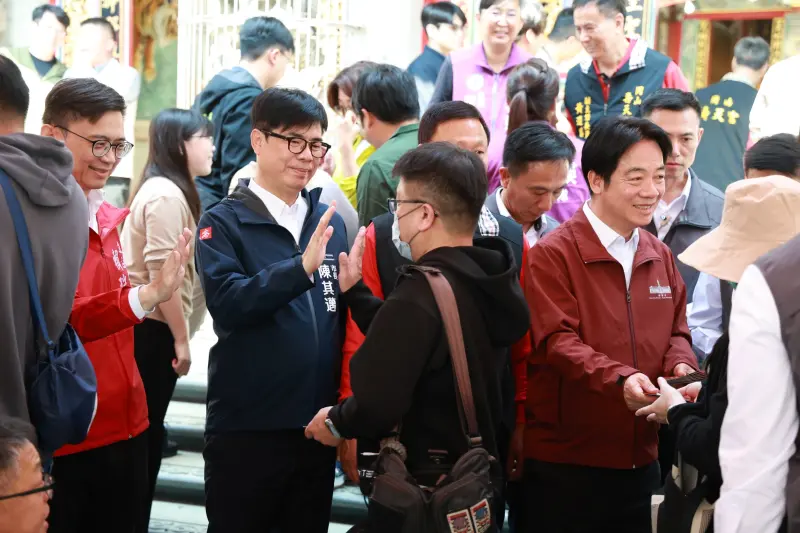 ▲ 大年初二陳其邁陪同總統賴清德於岡山壽天宮、前鎮鎮南宮發送小紅包，與民眾擊掌互道新年快樂，祝福市民馬上幸福、馬年行大運。（圖／高市府提供）