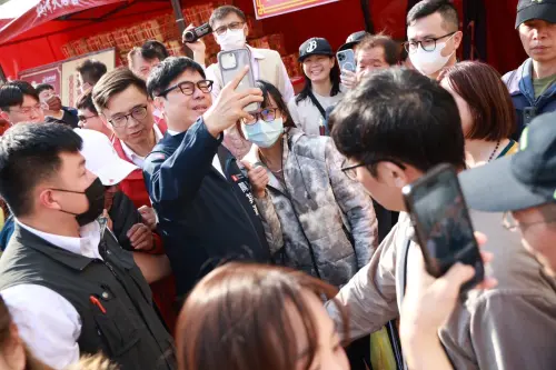 ▲ 陳其邁前往旗津中洲廣濟宮及天后宮參香祈福，並發送小紅包，現場與民眾合影、自拍、簽名留念；隨後童心大發玩起套圈圈遊戲，現場年節氣氛濃厚。（圖／高市府提供）