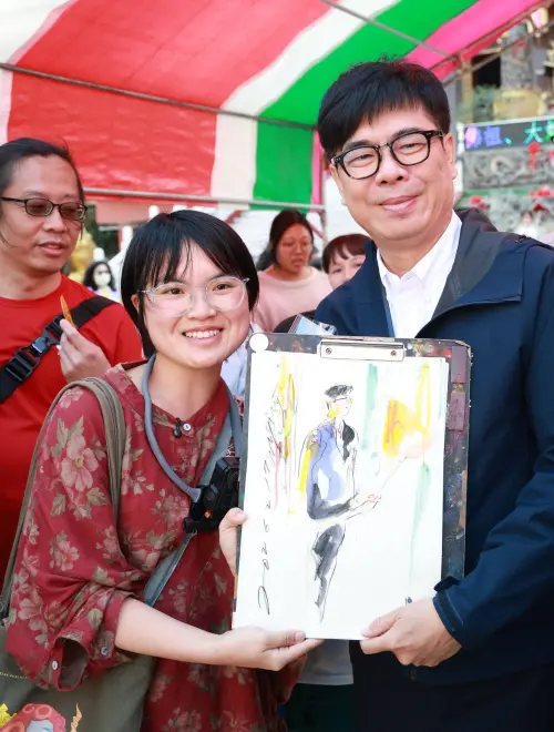 ▲ 熱情民眾送上市長陳其邁插畫像，與陳其邁合影留念。（圖／高市府提供）