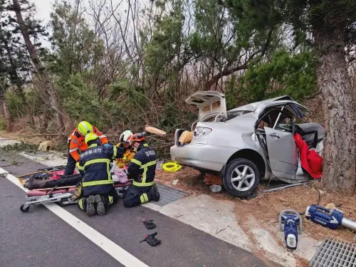 娘家宴後送女兒回夫家　澎湖村長駕車自撞與妻雙亡
