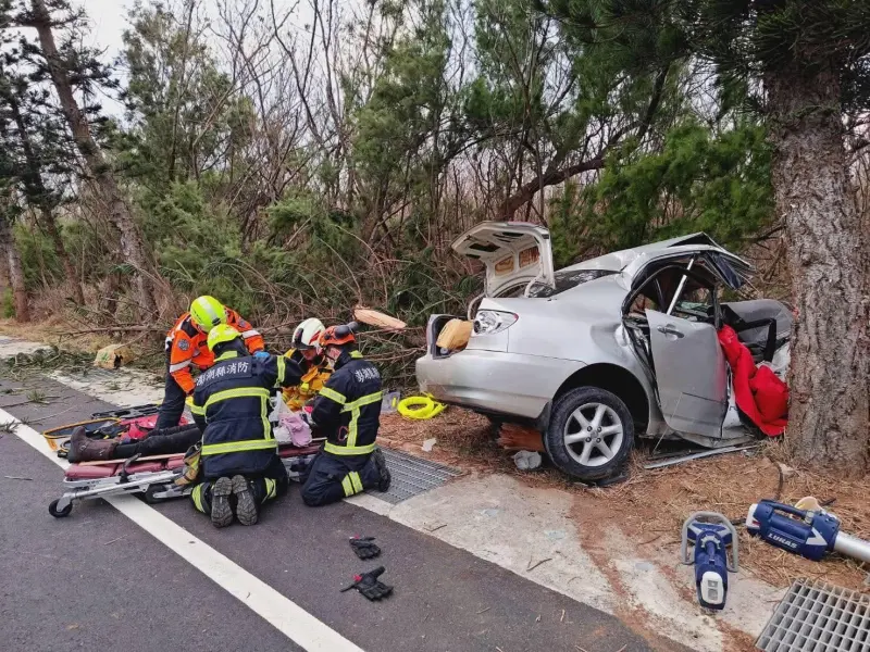 ▲澎湖赤崁村村長黃禮聰駕車自撞與妻子傷重不治身亡。（圖／翻攝畫面）