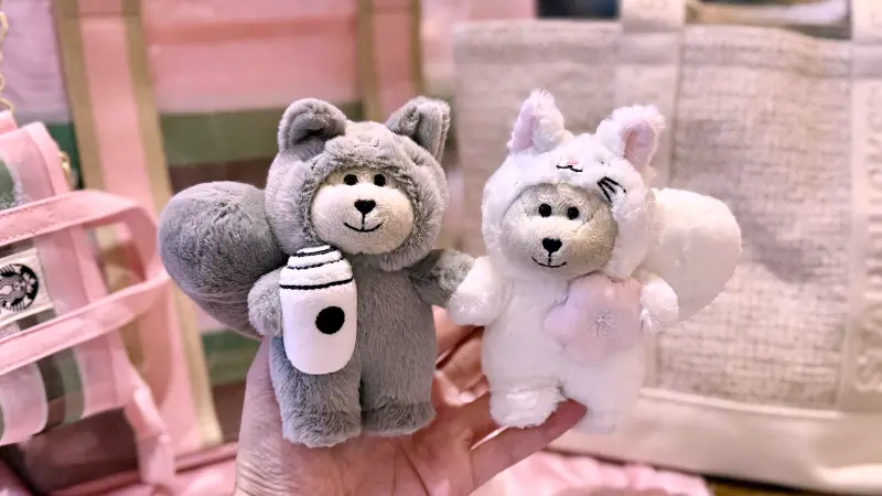 ▲2月22日貓之日，星巴克春季新品，馬克杯、毛孩冷水壺、貓屁屁證件套，推薦櫻花貓咪牽手熊寶寶組及貓咪法式吐司；IKEA開搶GREJSIMOJS貓咪收納罐、毛毛椅套、長頸鹿地燈。（圖／記者蕭涵云攝）