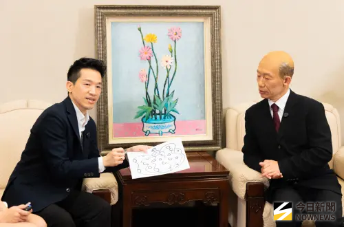 總統府驚見「藍光」！ 「他」入府直擊 一句吐槽嚇壞何志偉
