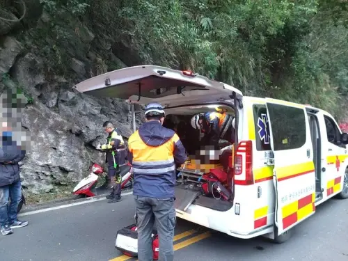 初二傳憾事！台中一家四口騎車穿中橫　母自摔撞桿「頭部重創亡」
