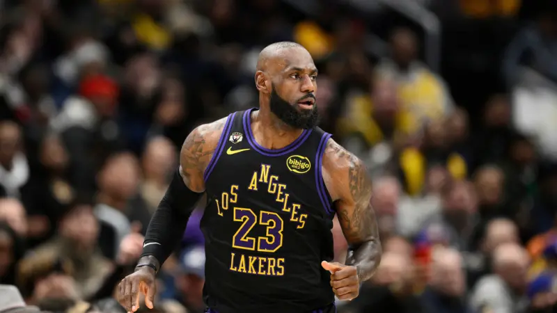 ▲ESPN名記溫德霍斯特（Brian Windhorst）今日在廣播節目中拋出震撼彈，直言只要詹姆斯（LeBron James）願意接受「老將底薪」，他重返騎士隊的機率高達 99%。（圖／美聯社／達志影像）