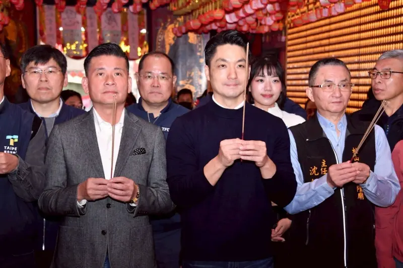 ▲大年初三，台北市長蔣萬安、議長戴錫欽、市議員參選人楊智伃（後排右）一同到松山區宮廟參拜。（圖／北市府提供）