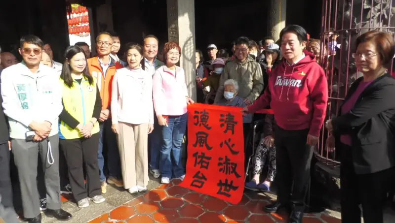    ▲105歲的鹿港人瑞阿嬤陳林李將自己寫的墨寶「清心淑世、德風佑台」送給賴清德。（圖／讀者提供，2026.02.19）  